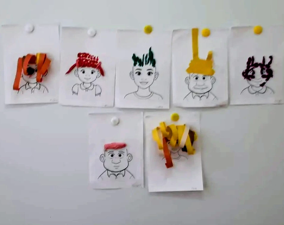 🎨 Наши ребята, сделали необычные портреты своих мам и пап.
 🖌️ Используя бумагу, нитки, полоски тк