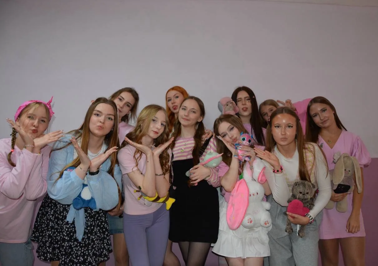 В эту пятницу наши 11-классники, прощаясь со школой, решили заглянуть в детство — и это было умилите
