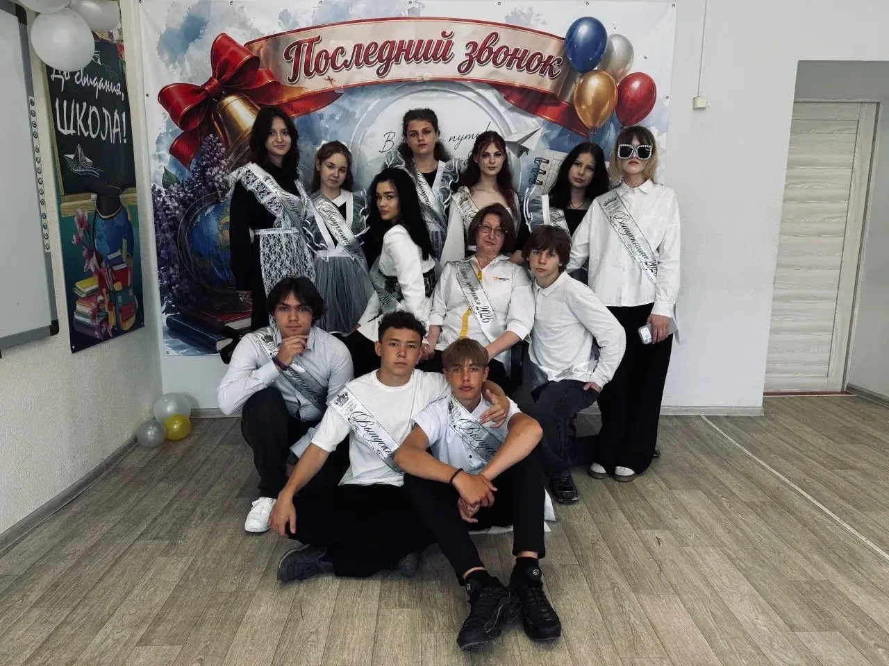 Последний звонок стал особенным – он объединил на одной сцене три поколения учеников, каждое со свое