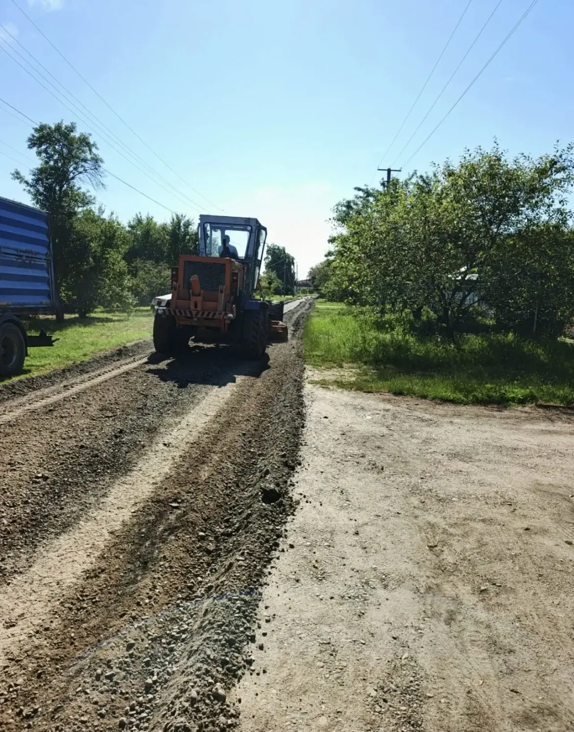 Продолжаются работы по подсыпке и грейдированию улиц в Вольненском сельском поселении.