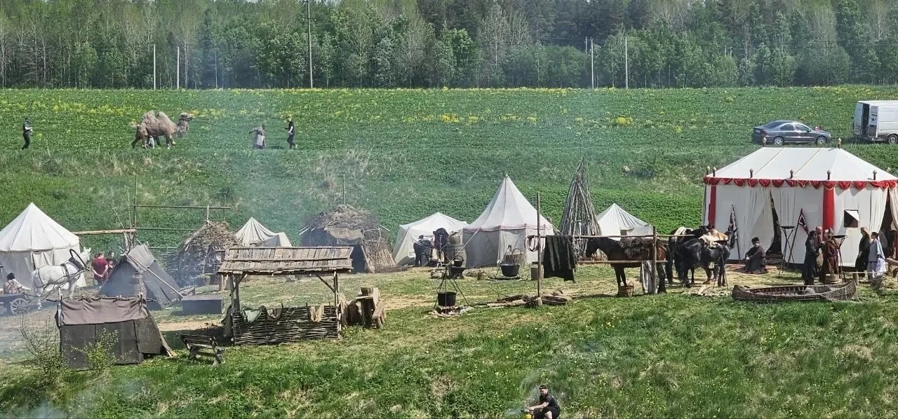 Съёмки "Капитанской дочки" проходят у водопадов в Саблино  На месте съёмок установили целую кучу дек