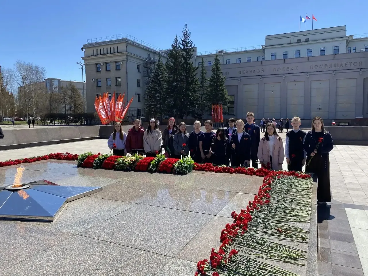 🇷🇺🌺 ПОМНИМ. ГОРДИМСЯ. БЛАГОДАРИМ. 🌺🇷🇺  В преддверии Дня Победы ученики 7Д класса посетили Вечный ого