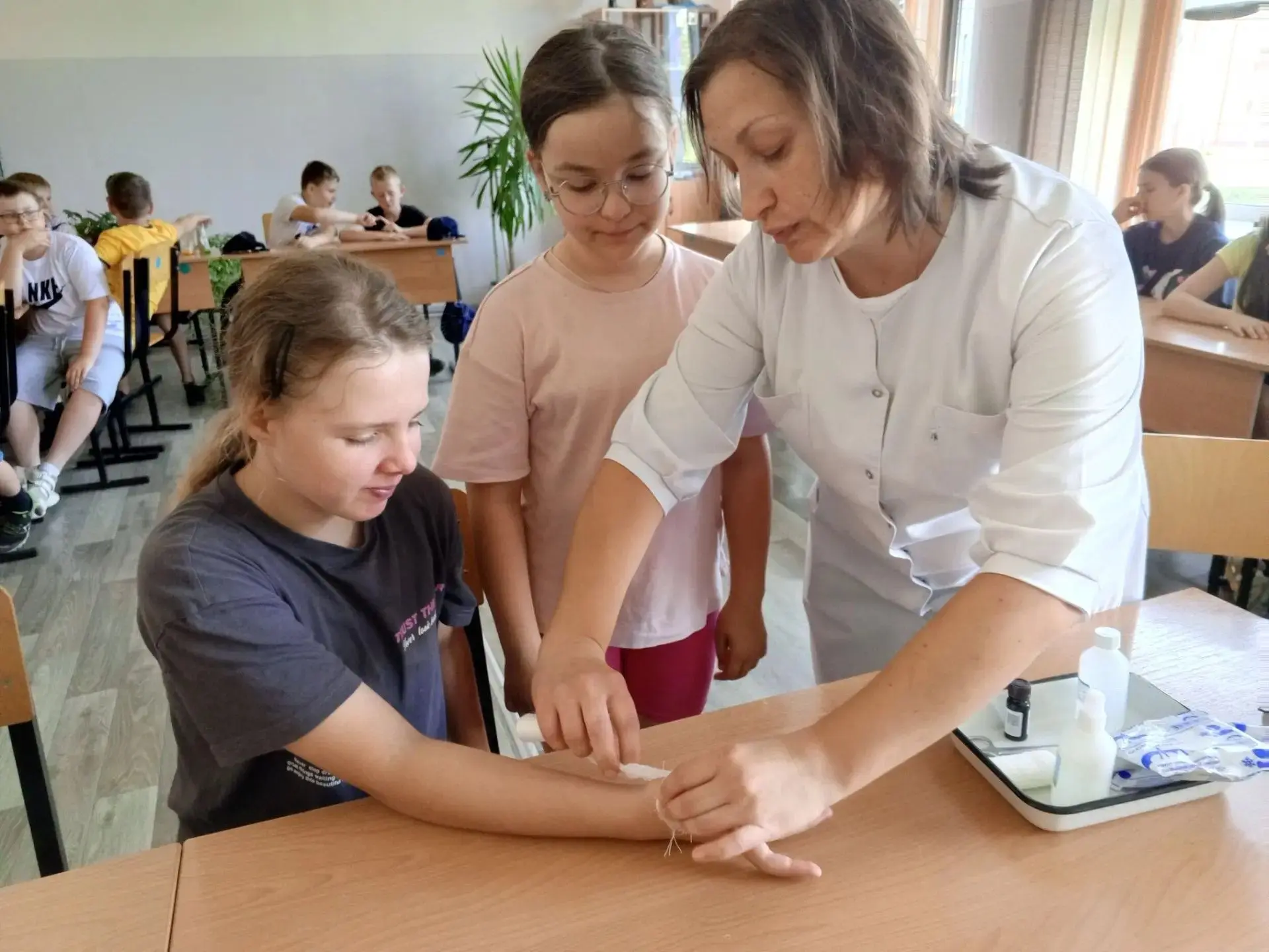 🎉 В нашем лагере прошло обучающее занятие по оказанию первой помощи! 🎉 
Чтобы ребята чувствовали с