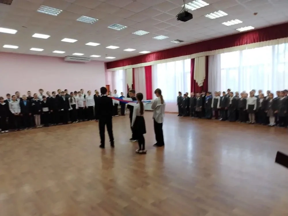 🏳️ Торжественная линейка: честь поднять флаг — у лучших! 🏳️  20 апреля в нашей школе прошла традицио