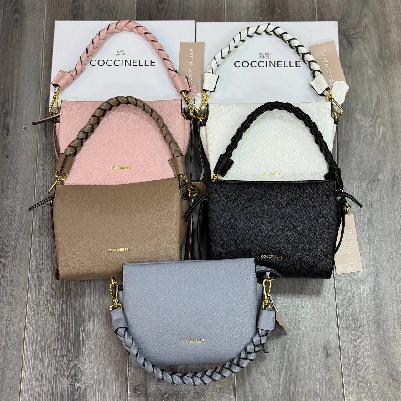 COCCINELLE 
-натуральная кожа 
Два размера:
-23/18 5500₽
-32/24 6000₽
-полная комплектация коробка и