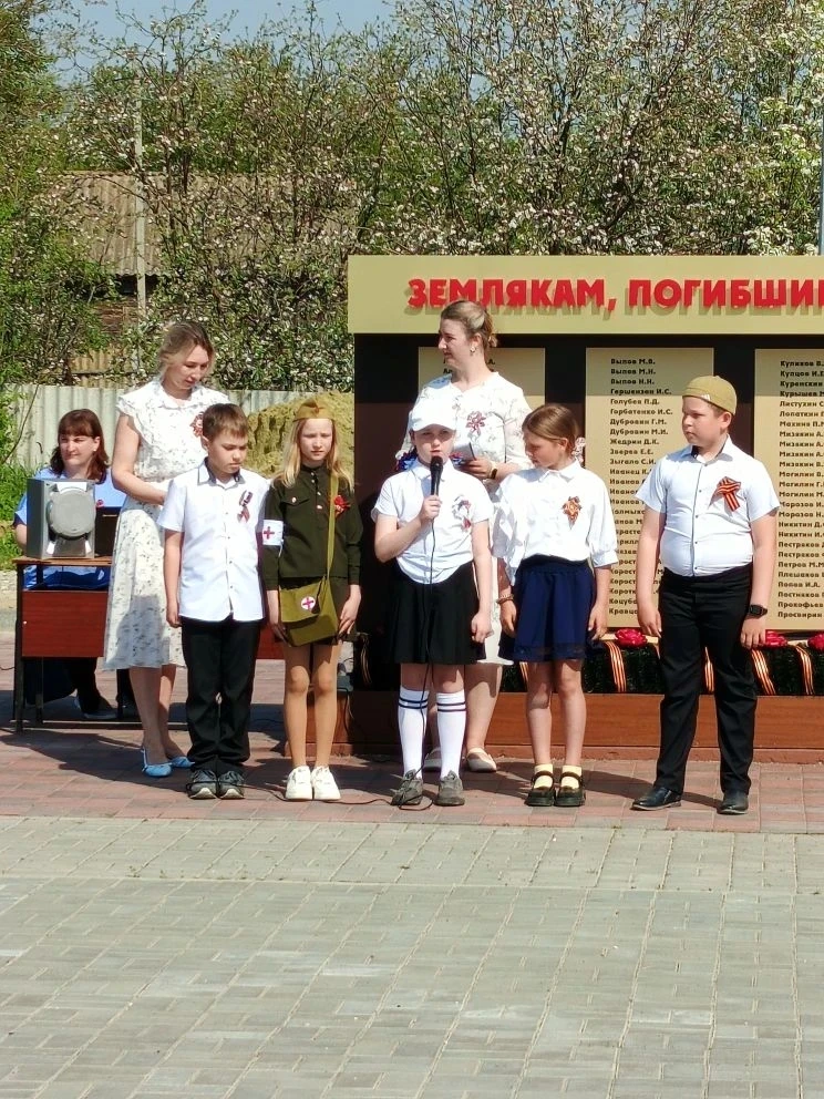Ученики Дворянской средней школы почтили память героев.
