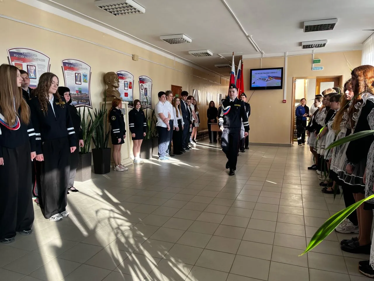 🇷🇺Еженедельная линейка, посвященная началу новой учебной недели🇷🇺   🇷🇺Каждый понедельник начинается 