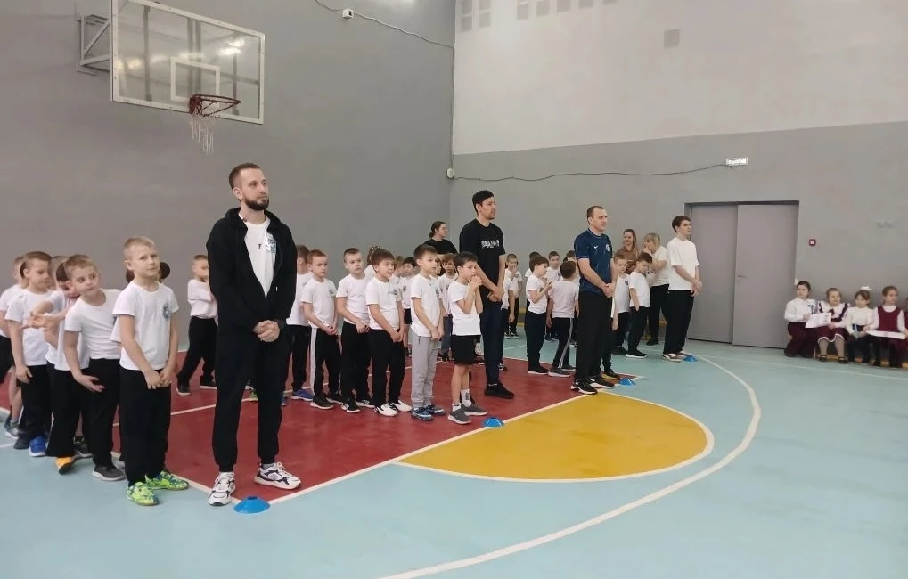 В спортивном зале школы состоялись спортивные соревнования среди 1х классов, посвящённые Дню защитни