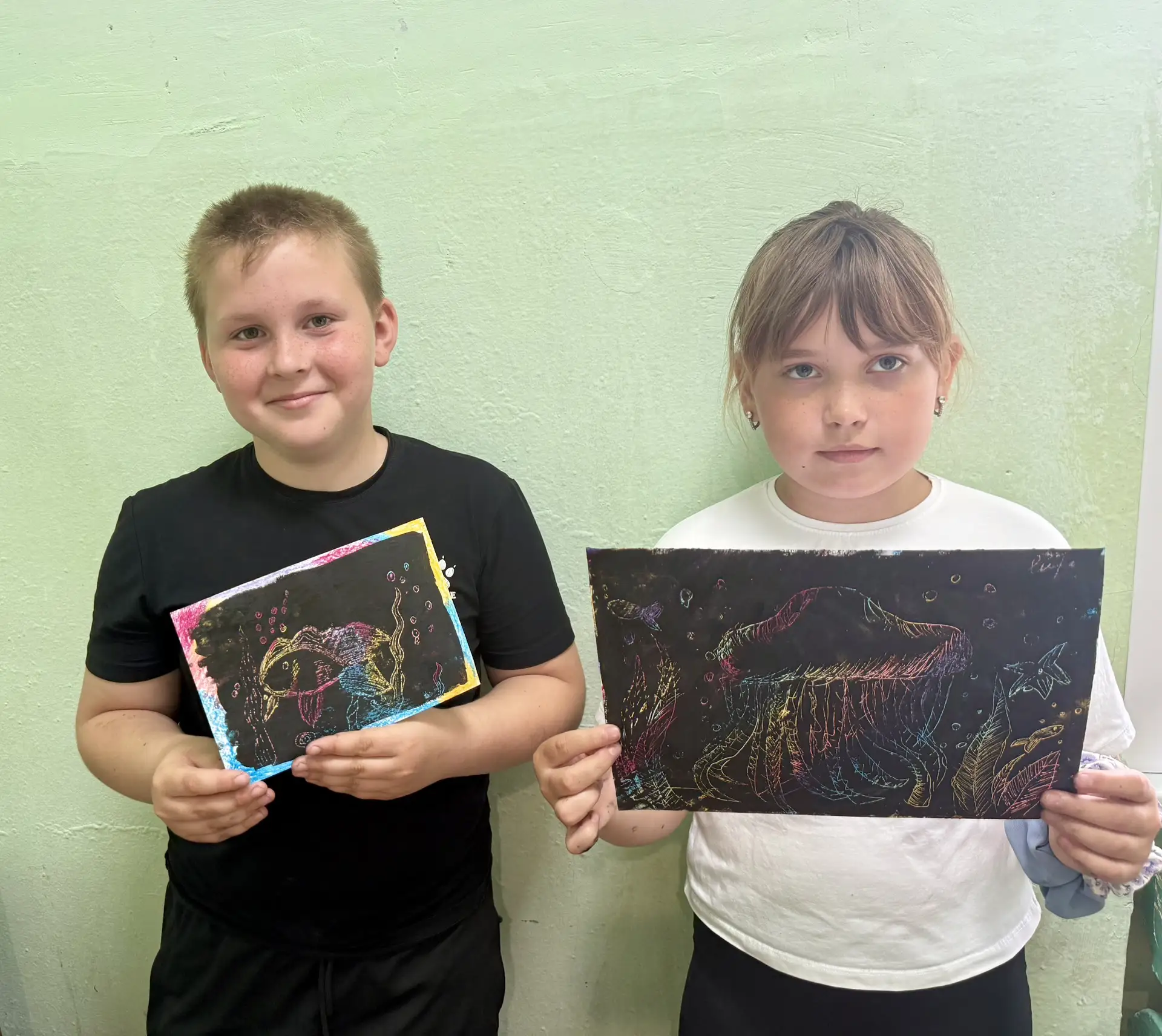 Из темноты — в цветной океан! 🐠
Черный лист, немного магии — сегодня на мастер-классе мы создавали 