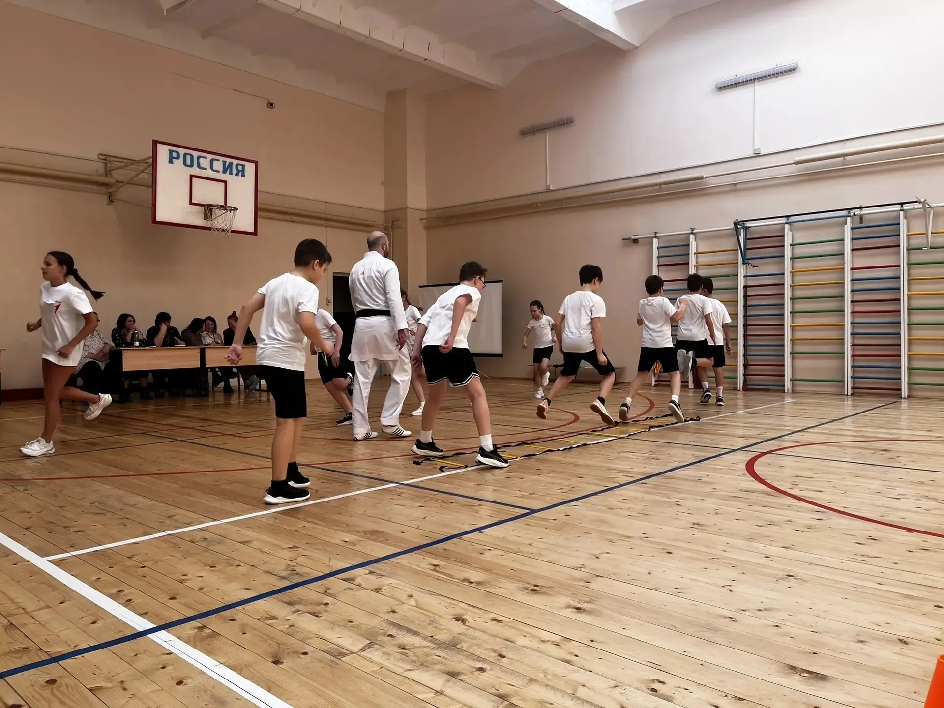 🥋 Ученики 5Г и 6Б классов посетили открыты урок по каратэ на конкурсе «Сердце отдаю детям»!  🏫 На ба