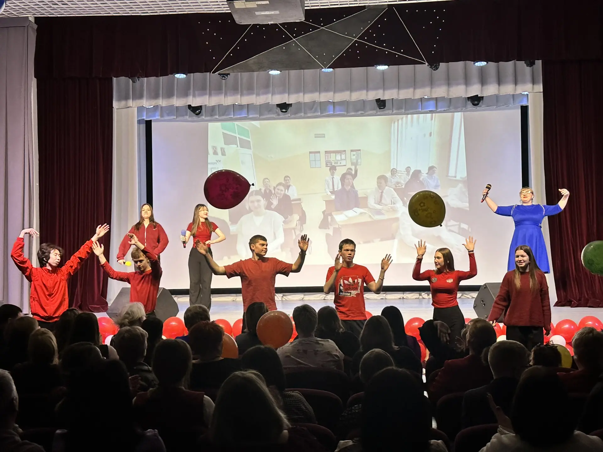 🌸ПОЗДРАВЛЯЕМ🌸 В пятницу 6 марта в актовом зале школы состоялся праздничный концерт  «ВЕСЕННЕЕ НАСТРО