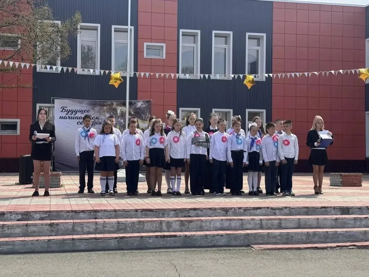 🎓💫Прощай, началка! В нашей школе прошёл выпускной 4 класса 
⁣
⚡️Четыре года пролетели как одно мгн