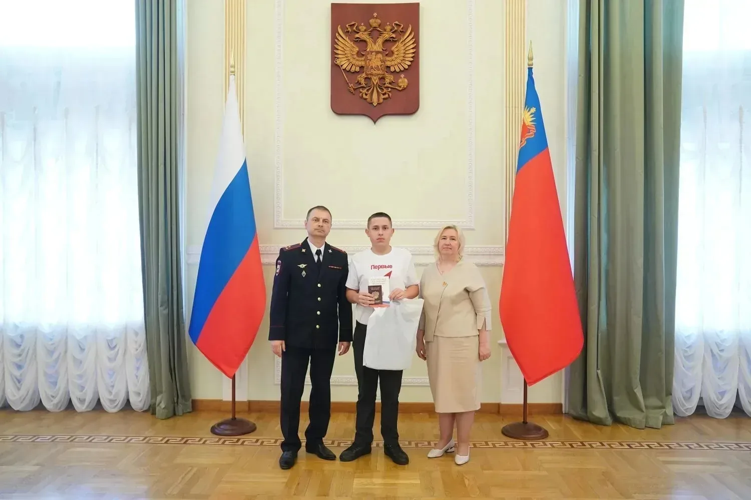 Юные жители Новокузнецкого округа получили первые паспорта в преддверии Дня России