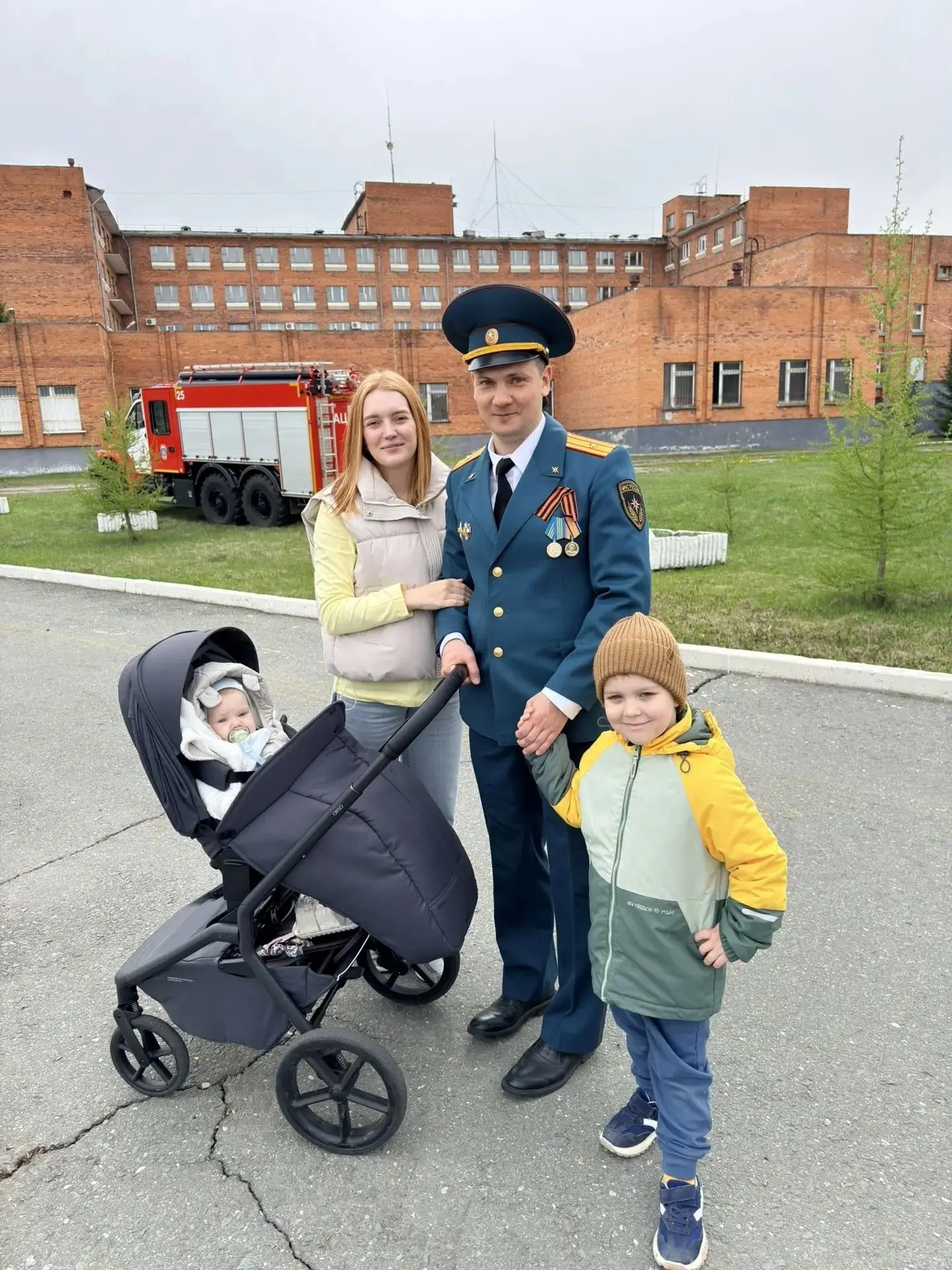 🔥 В пожарных частях Озерска служат не только коллеги — у многих здесь крепкие семейные...