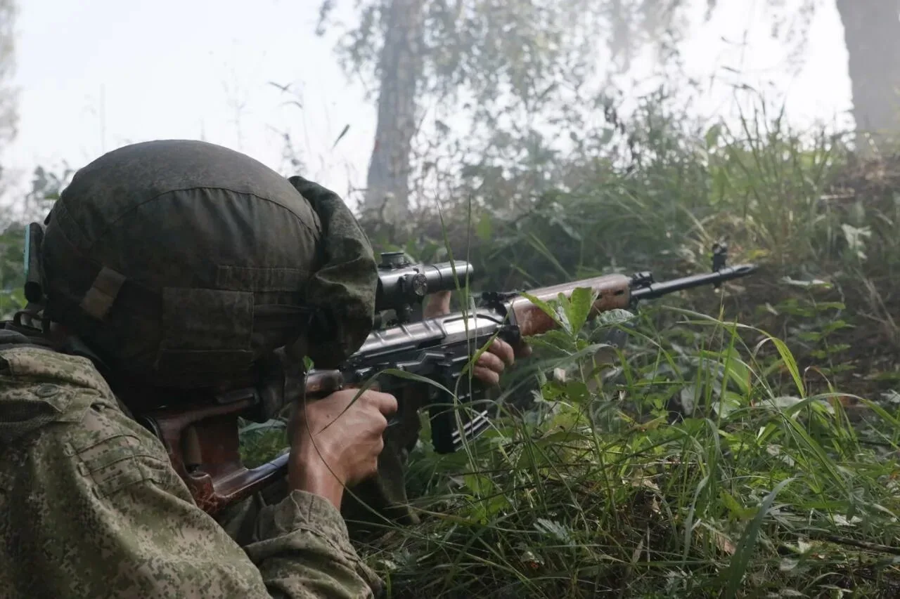 Военнослужащие снайперских подразделений общевойскового объединения ВВО осваивают курс подготовки по
