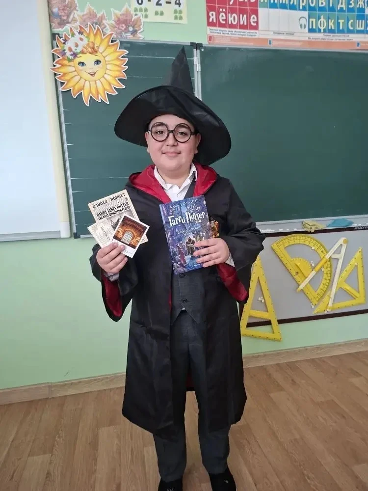 ✨ Необычный урок литературы в 4 «А» классе! ✨  Сегодня в 4 «А» классе прошёл костюмированный урок ли