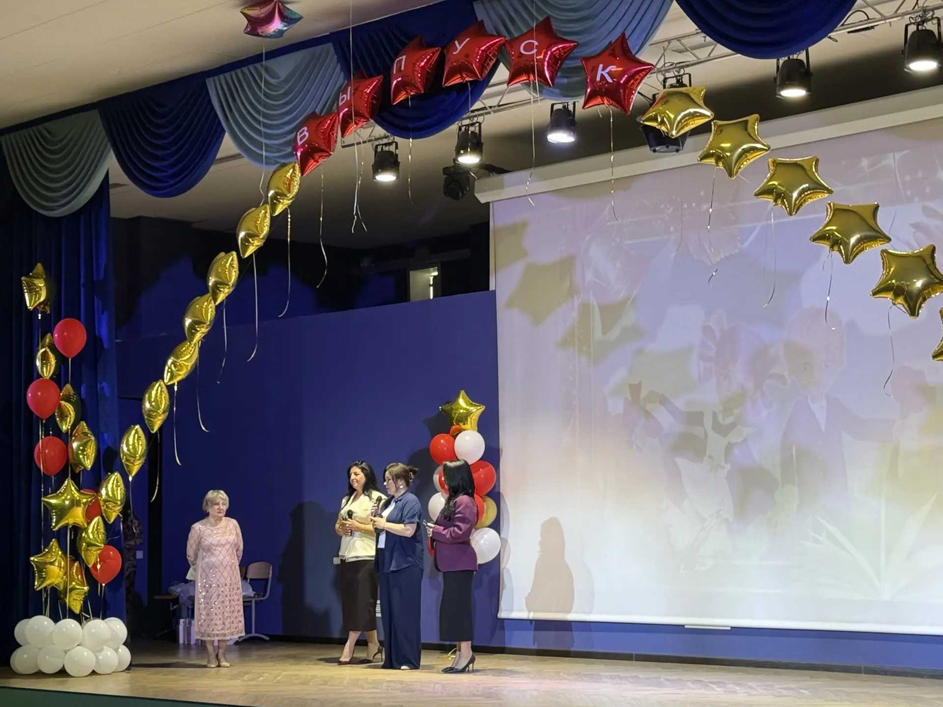 🎓 В добрый путь, наши маленькие звёзды!  Вчера в нашей школе царила особенная атмосфера. У ребят 4 «