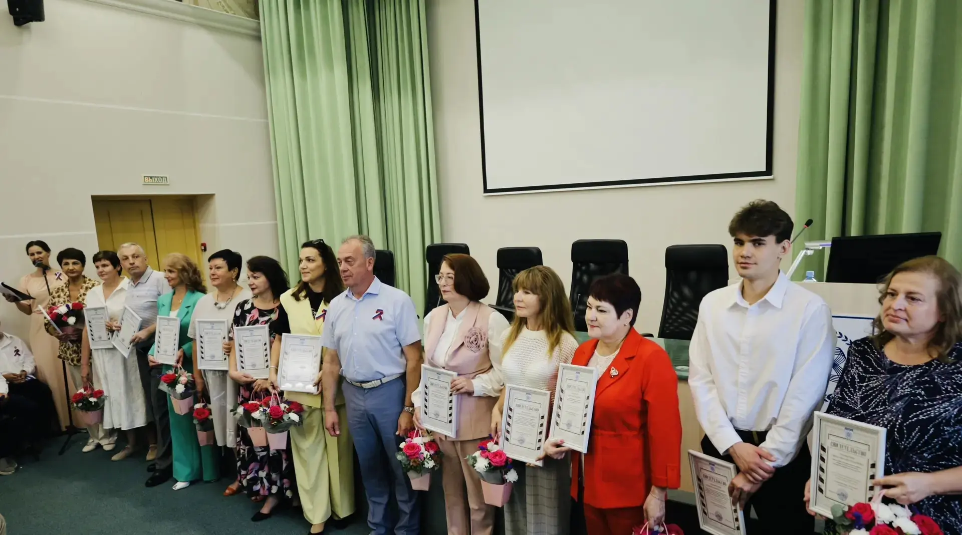 Поздравляем Мешкову Светлану Сергеевну, учителя начальных классов, педагога - наставника, с занесени