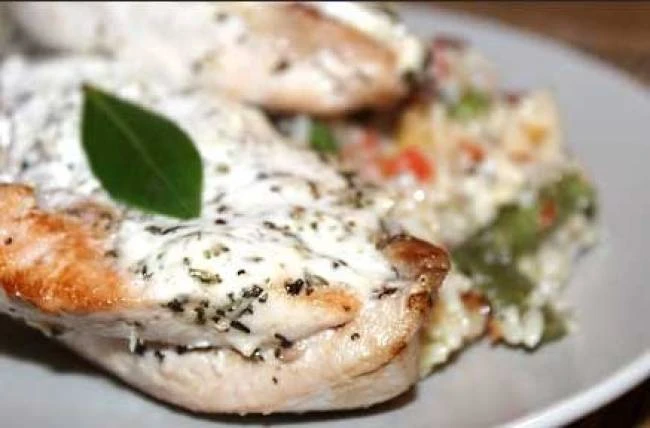 Запеченная куриная грудка с йогуртом и чесноком

Калорийность: 106.61 ккал/100 г. Б/Ж/У: 20.48 / 1.8