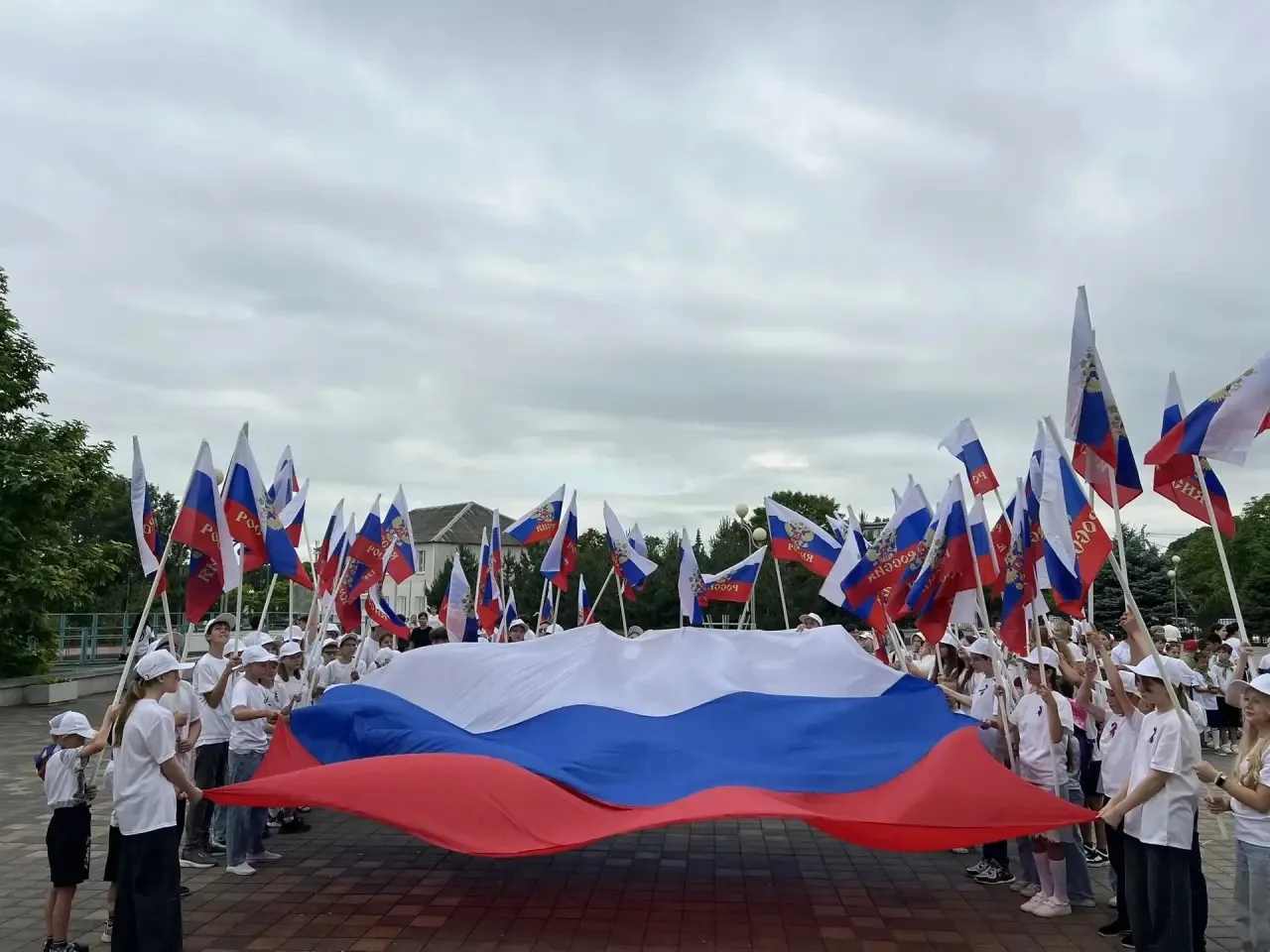 🇷🇺Сегодня утро в наших лагерях началось с торжественной линейки, посвящённой Дню России!

Под звук