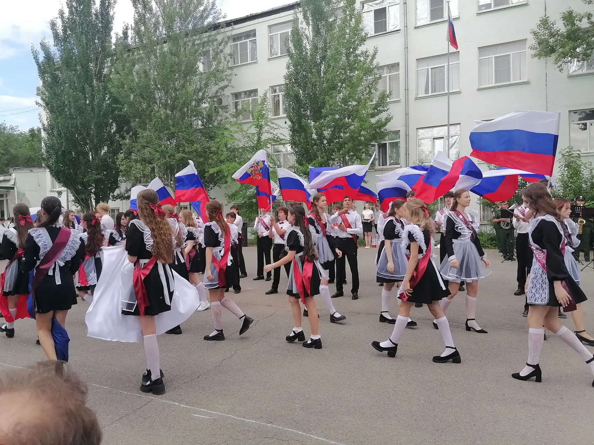 🔔 Последний звонок… 
 
Сегодня в нашей гимназии царила особая атмосфера: улыбки сквозь слёзы, крепк