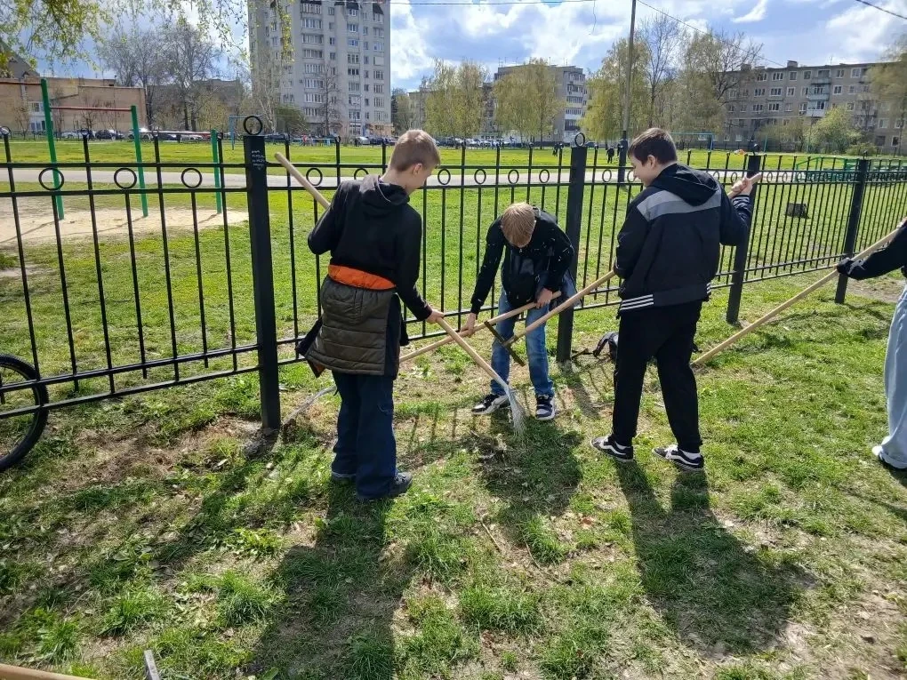 🧹 ПО ТРАДИЦИИ – К ЧИСТОТЕ! 🧹  В рамках месячника по благоустройству наши учащиеся и педагоги сегодня