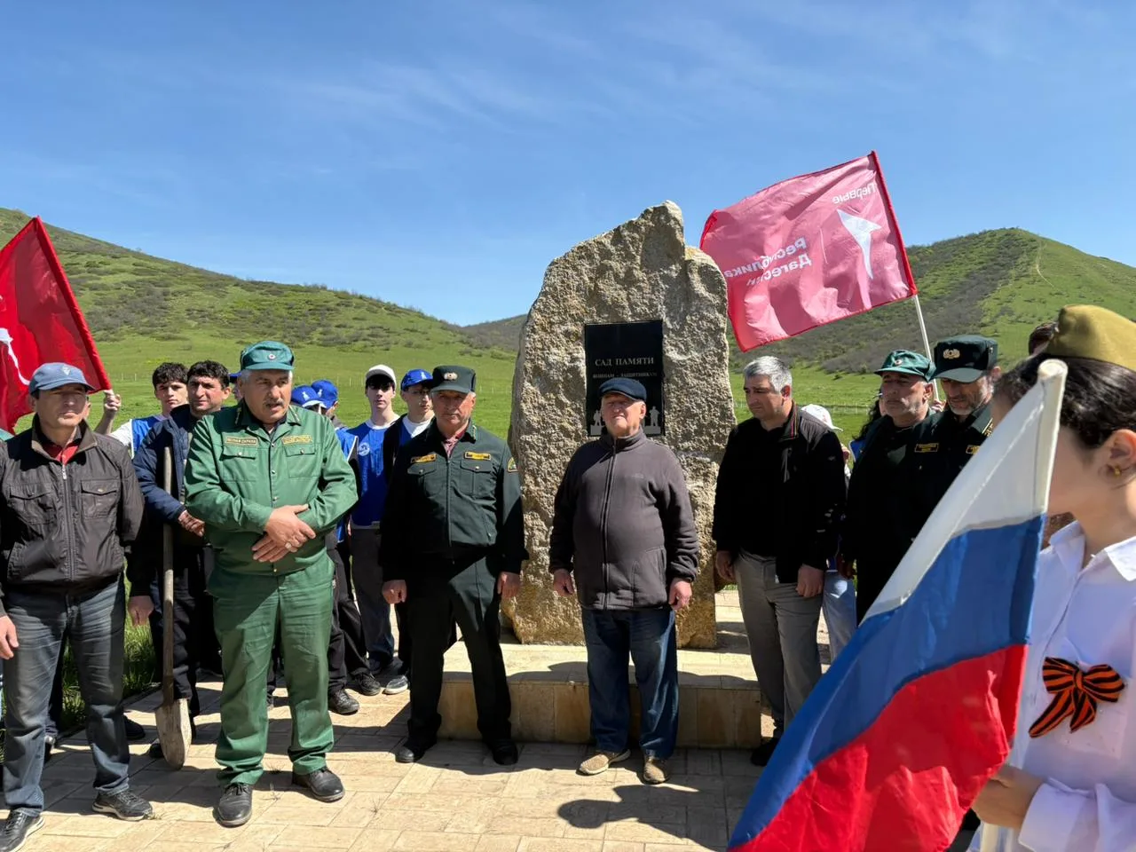 «Сад памяти» в Янгикенте пополнился новыми саженцами ко Дню Победы