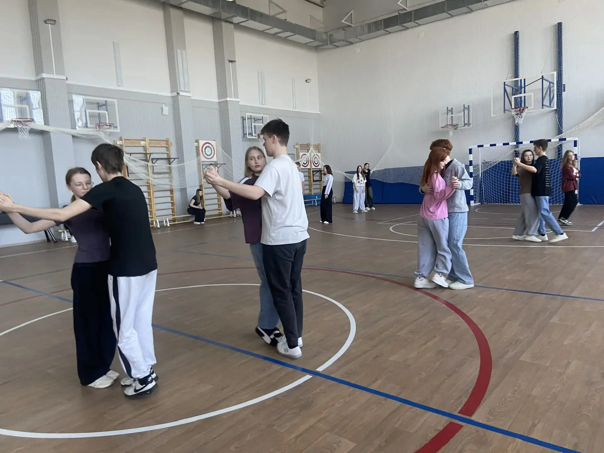 Даже на каникулах стены родной школы полны жизни! ✨ Наши одиннадцатиклассники доказали, что умеют от