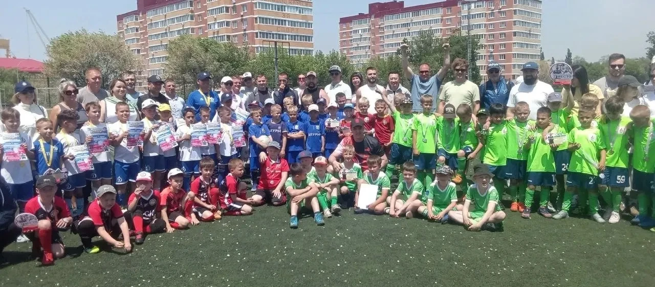 В День защиты детей на стадионе Большого Камня стартовала неделя детского футбола⚽️