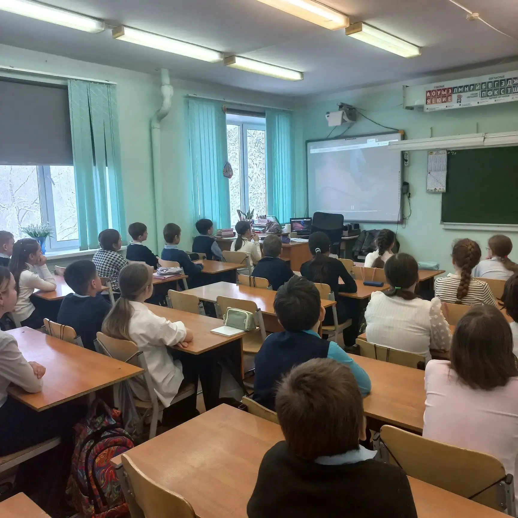 Утро понедельника традиционно началось с поднятия флагов. У всех прошли "Разговоры о важном". Тема: 