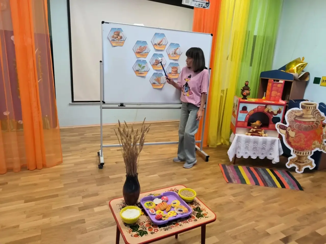 Праздник «Лето провожаем - гордимся урожаем!»для самых маленьких дошколят провели воспи...