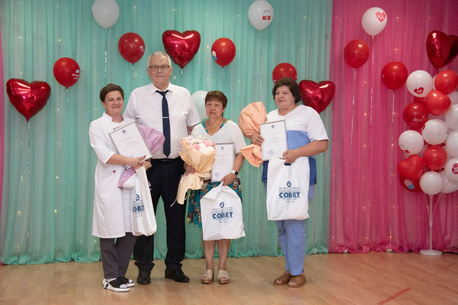 👩🏻‍⚕️🩺 Лучших специалистов МСЧ-125 отметили в преддверии Дня медицинского работника

Директор Кур