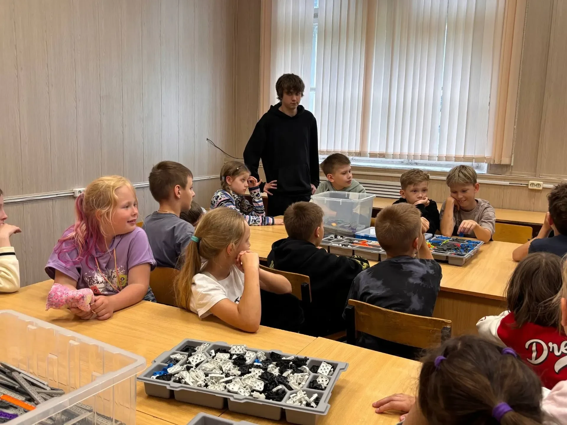 Вчера в лагере "Солнышко" шел разговор про лето. Лето очень любят все: и взрослые и дети. А за что л