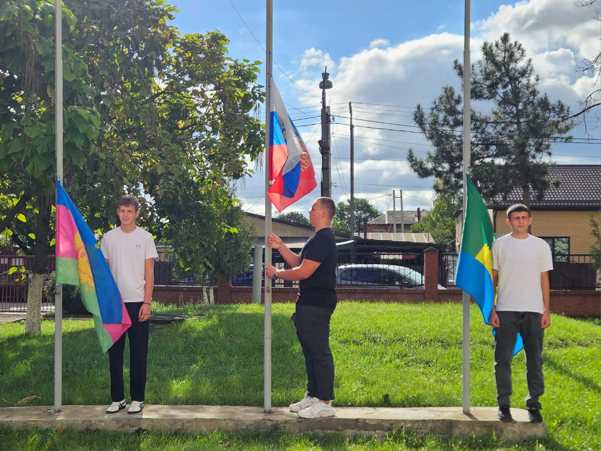 🇷🇺 Утро понедельника в АТПА началось с традиционного поднятия флагов. Порядок, дисцип...