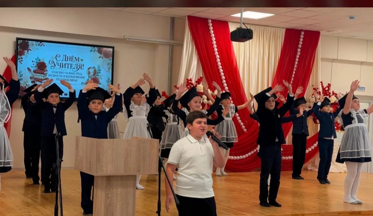 Выступление наших детей на День учителя в лицее аула Хабез 👏👏👏Ребята,это было хороше...