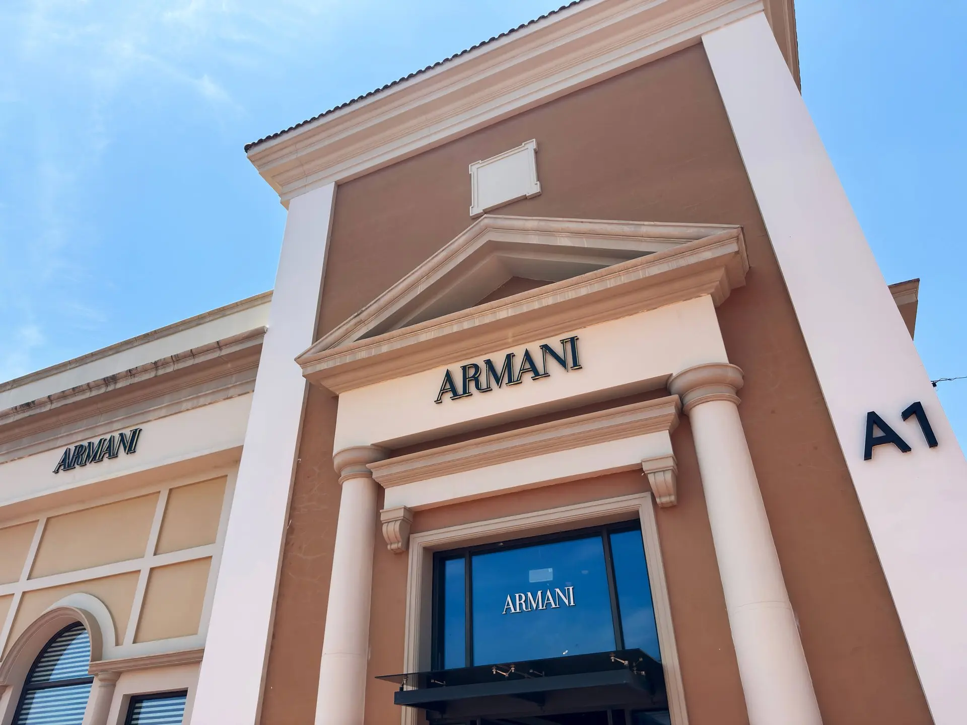 💼 Armani может поделить часть бизнеса между тремя люксовыми гигантами  Итальянский дом обсуждает про