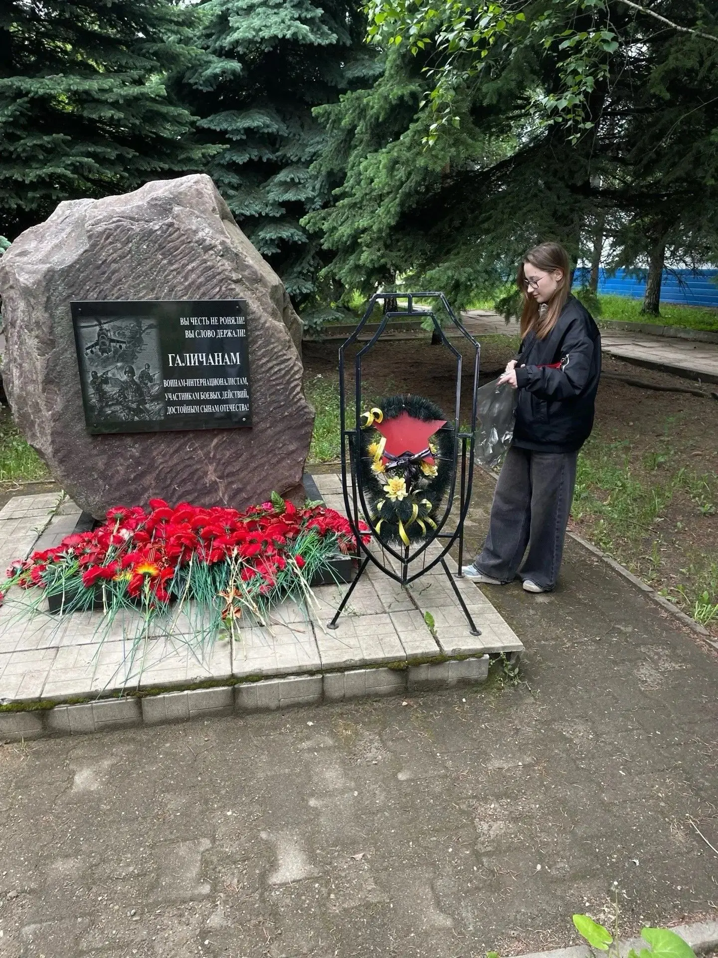 Студенты ГАТК поддерживают чистоту и уважение к истории  🌿
На днях наши ребята вновь навели порядок