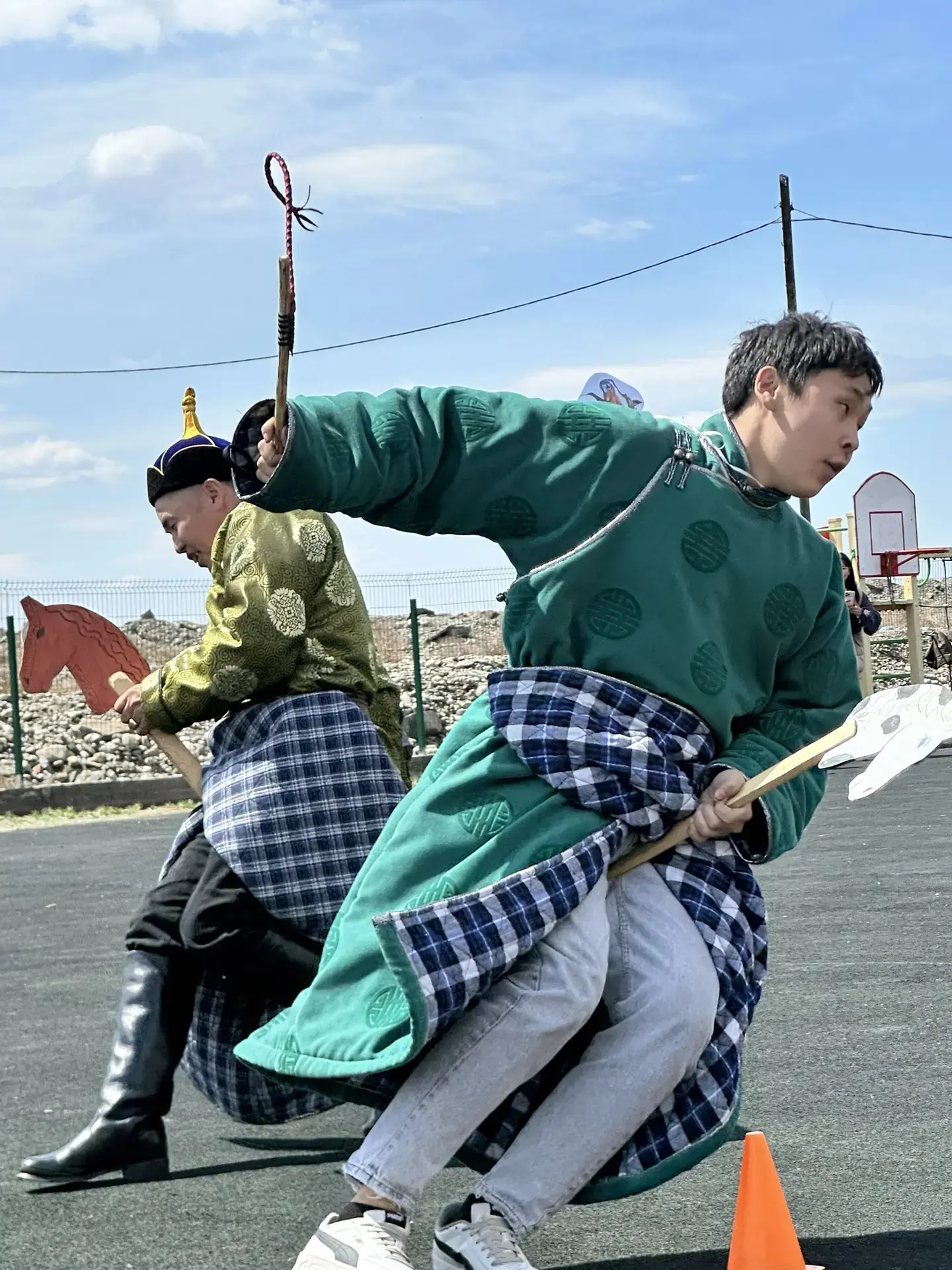 Өг-бүле кижизидилгезинге ада кижиниң киржилгези бедик. Ажы-төлдү ажыл-ишке, билиг мерге...