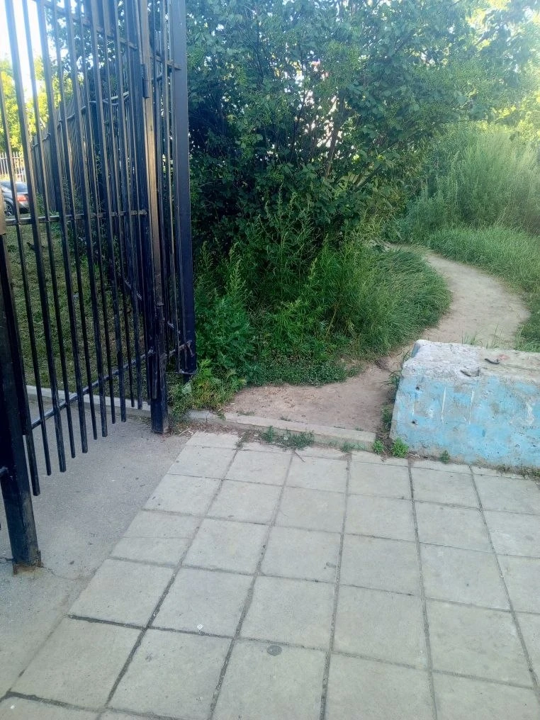 Забор дома отрезал путь к остановке

В Хабаровске, городе шлагбаумов, бетонных блоков и заборов (заб
