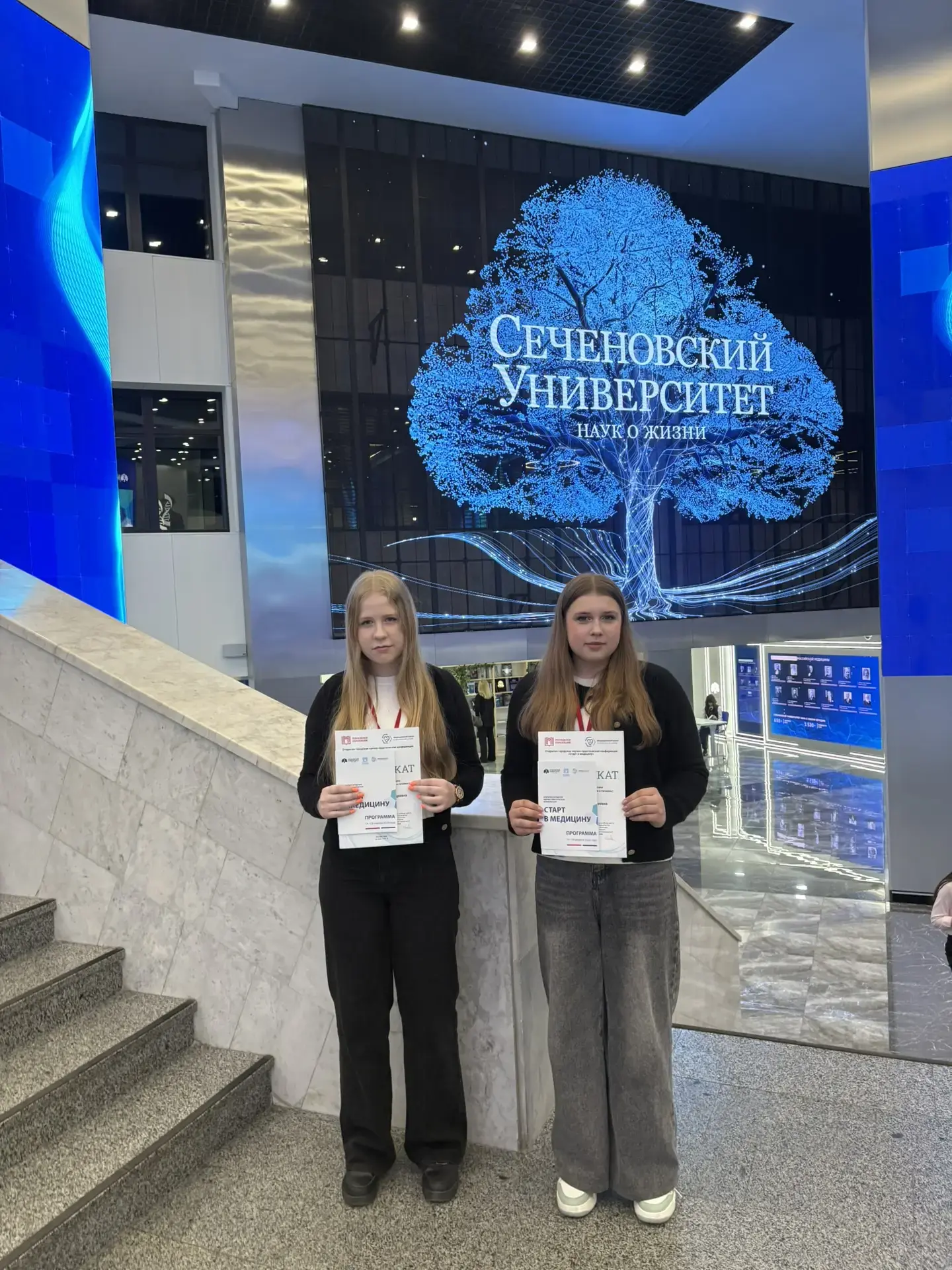 МНОГООБРАЗИЕ НАУКИ ✨  Ученицы 8 «В» класса естественно-научной вертикали выступили на открытой город