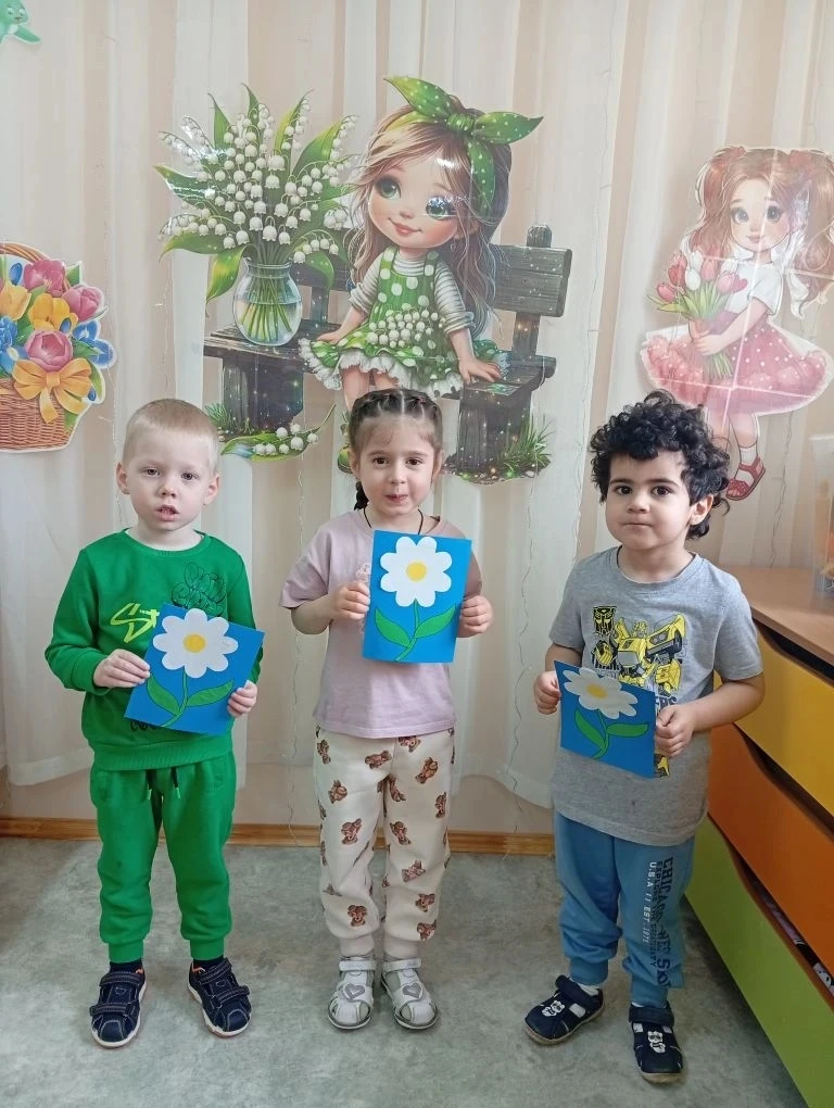 Аппликация
Цели: Воспитывать любовь и уважение к своим родным. 
Задачи: 
•Познакомить ребят с праздн