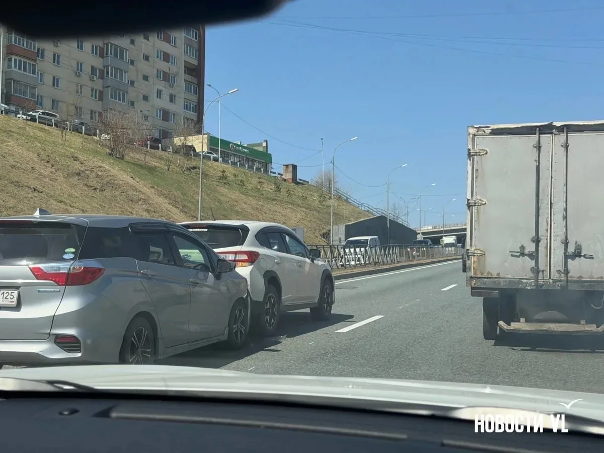 Из-за ДТП в районе Окатовой образовалась гигантская пробка. Плотное движение начинается от улицы Кат