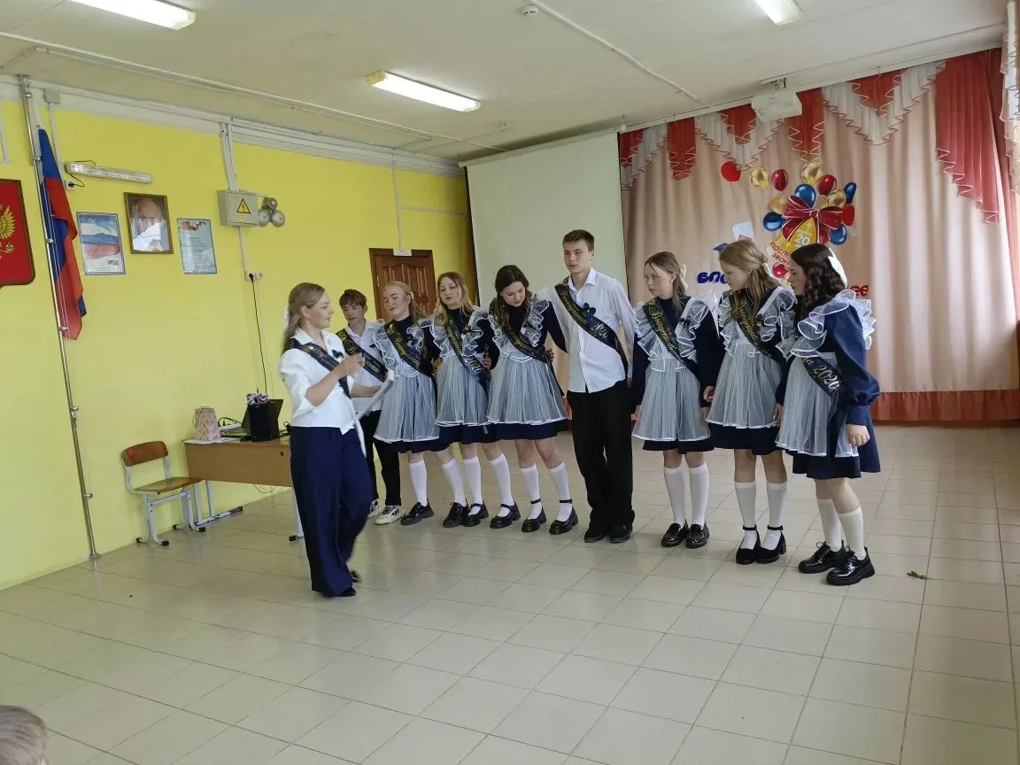 Отзвенел последний школьный звонок,