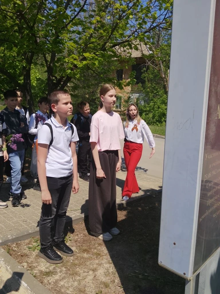 🌷 5Д класс на Аллее Славы: память, уважение и новые знания  Учащиеся 5Д класса  посетили Аллею Славы
