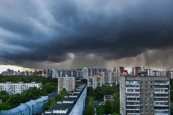 Гроза с дождем и сильный ветер ожидаются в Москве с 17:00 до вечера, предупредили в МЧС.