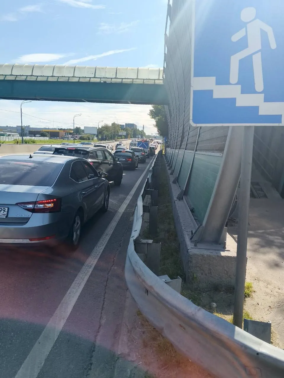🚙 На заправке «Роснефть» на Минском шоссе рядом с Восточной улицей образовалась очередь.