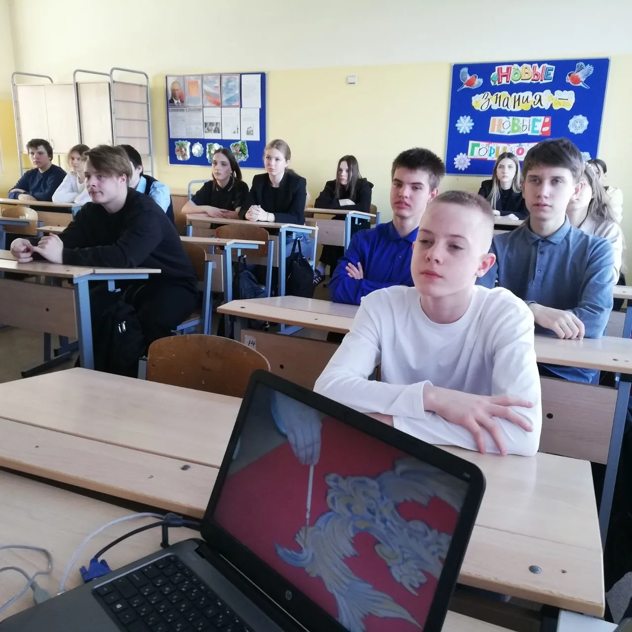 📌В МОУ «Глебовская СОШ» утро для школьников началось традиционно с торжественной линейки , церемонии