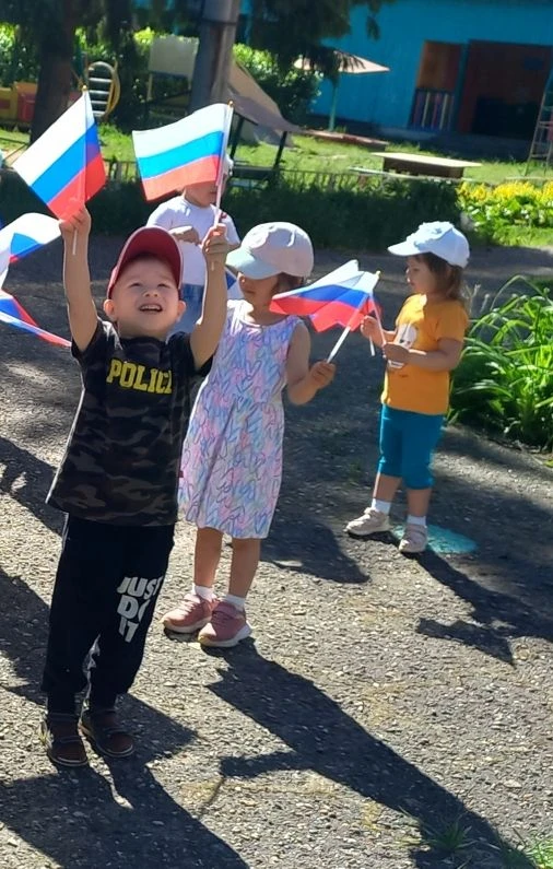 🇷🇺 🇷🇺 🇷🇺  Воспитанники младшей группы "Сюрпризики" участвуют в фоточеллендже "Россия - это мы!