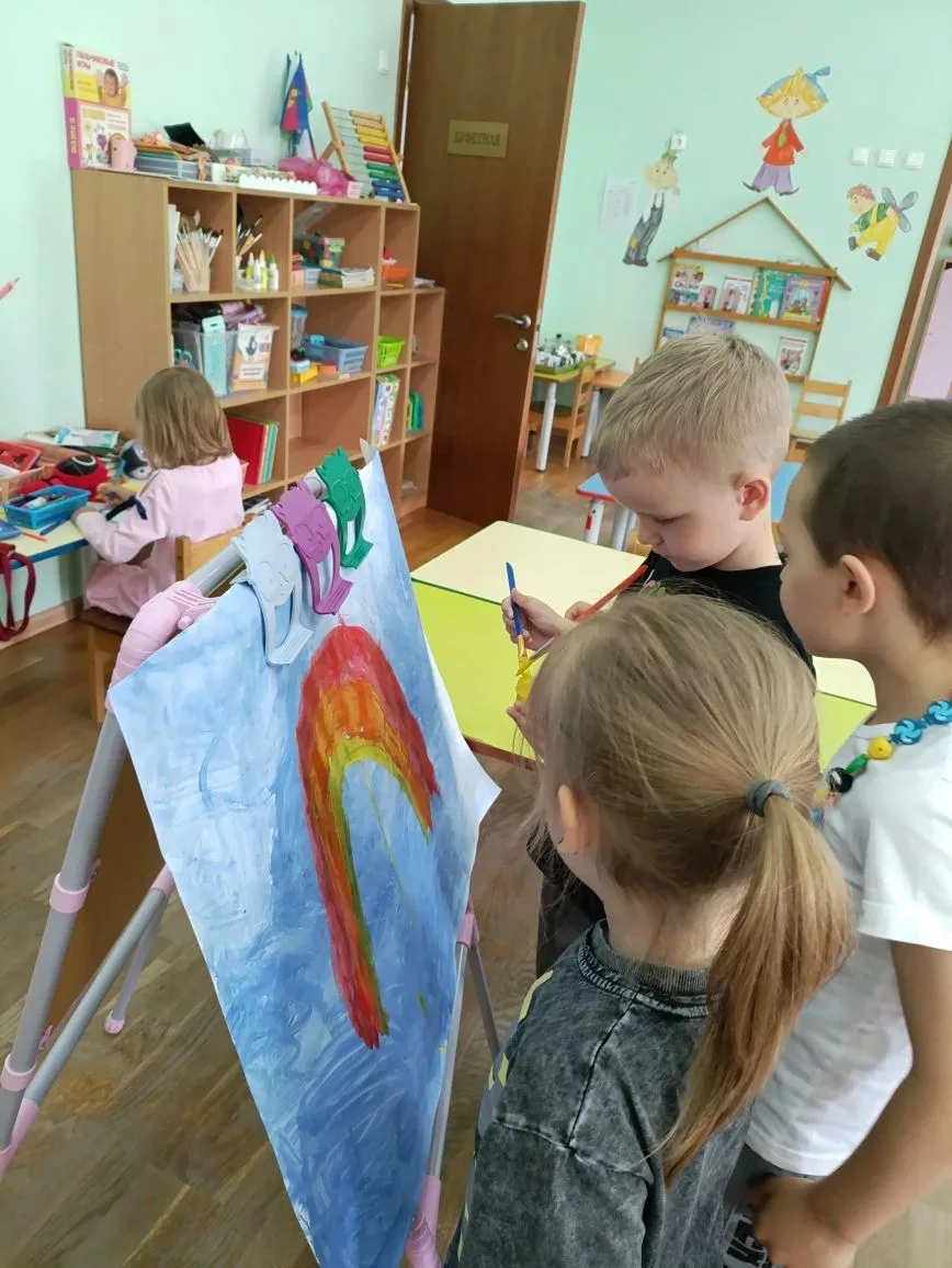Дружный и творческий коллектив группы Подсолнушки  . Решили нарисовать ко Дню Защиты Де...
