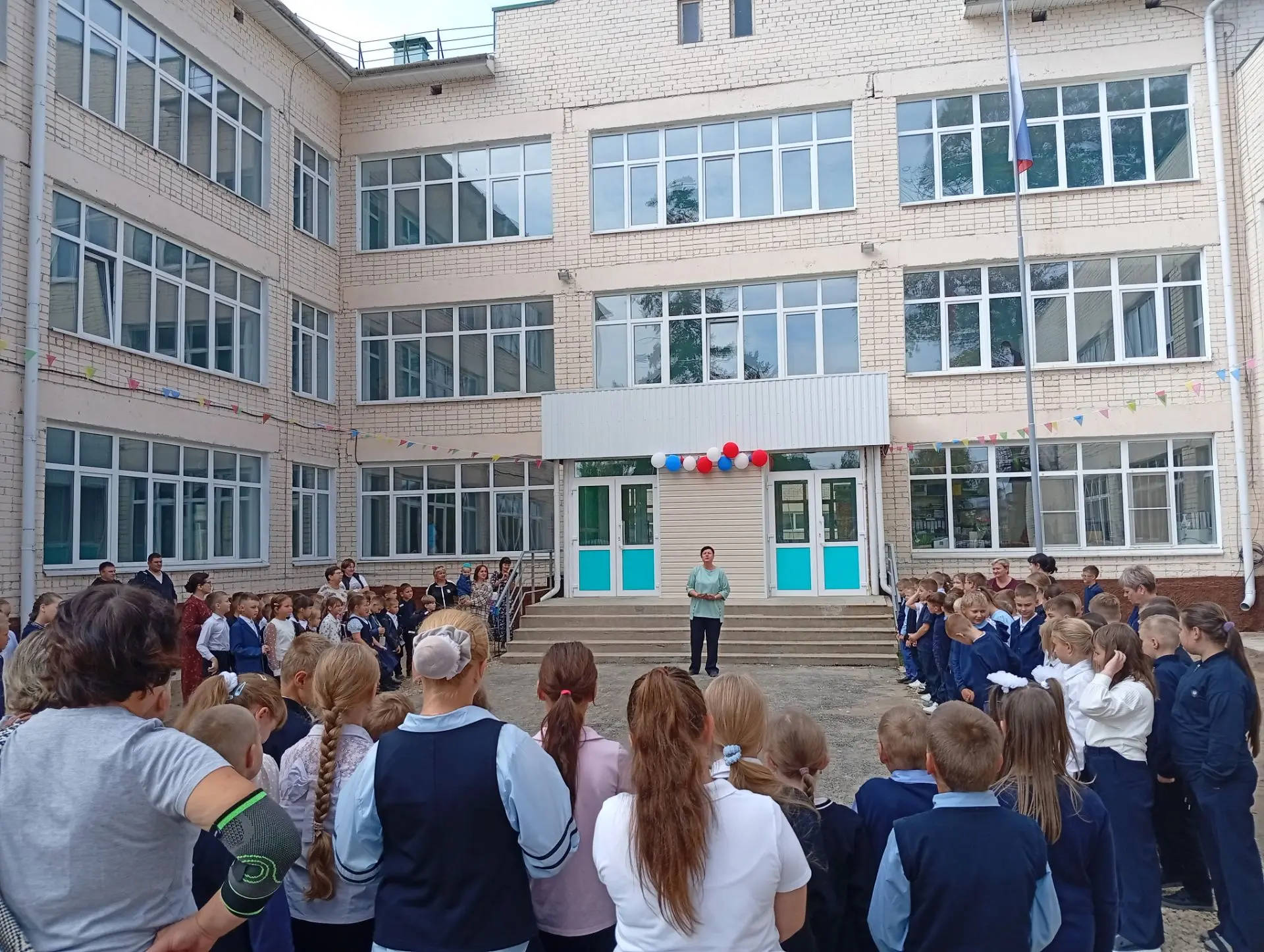 🇷🇺 Традиционно в конце недели в школе прошла торжественная церемония спуска Государст...